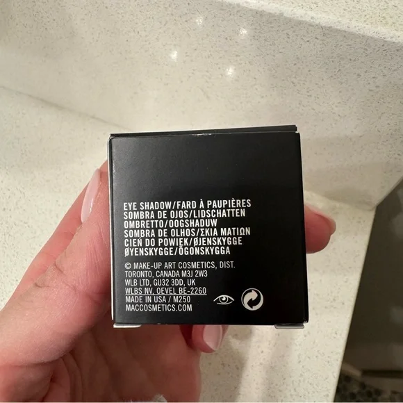 MAC eyeshadow - Picture 3 of 4